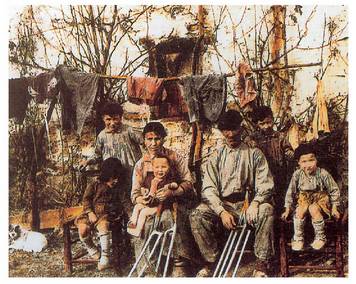 Baserritar familia, 1915 inguruko argazki koloreztatua (De la fotografa a la cinematografa).<br><br>